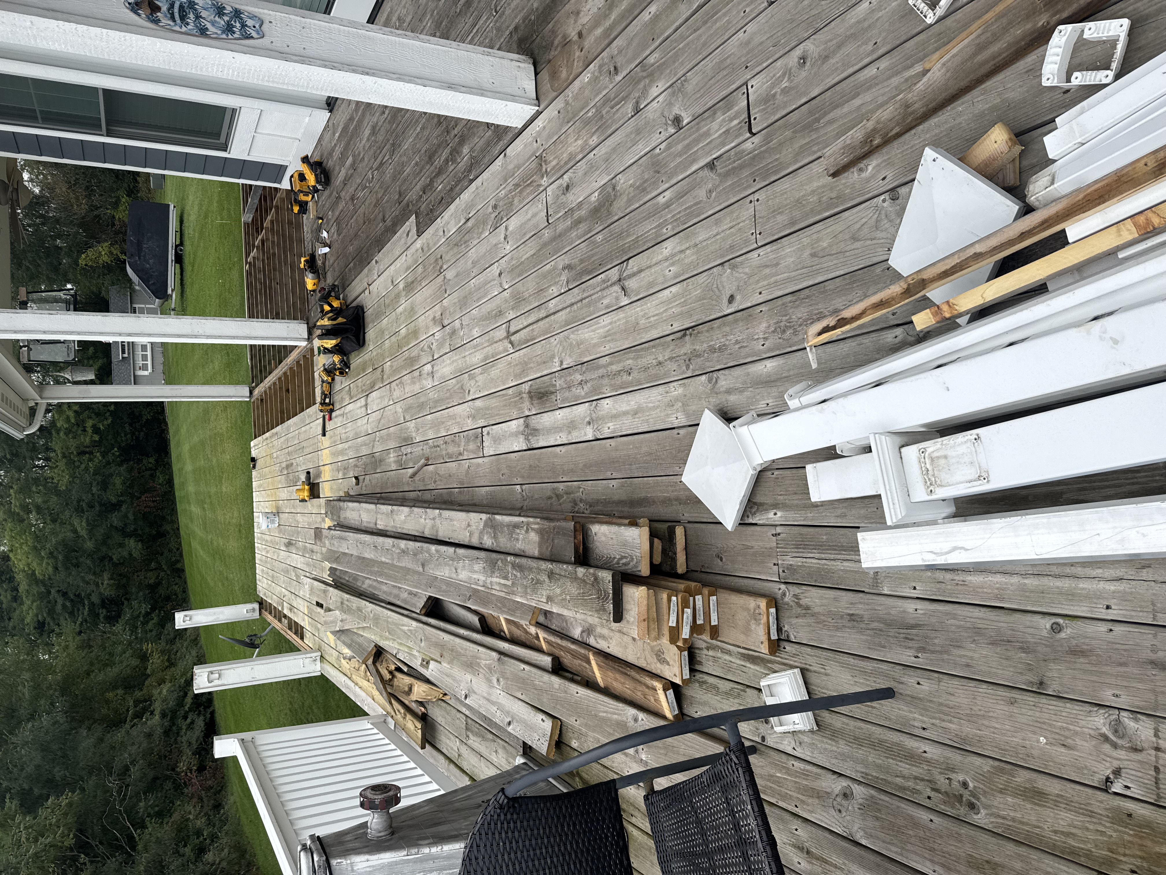 Outdoor kitchen with seating wall